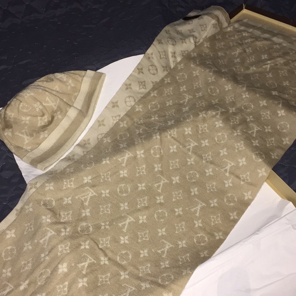 Louis Vuitton cashmere beanie and scarf combo - Picture 5 of 6
